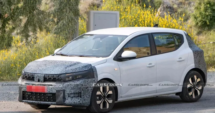 Dacia Sandero 2026: nuove foto spia svelano il look del restyling