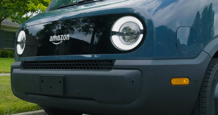 Amazon amplia la flotta di furgoni elettrici di Rivian. In 100 città USA entro l'anno