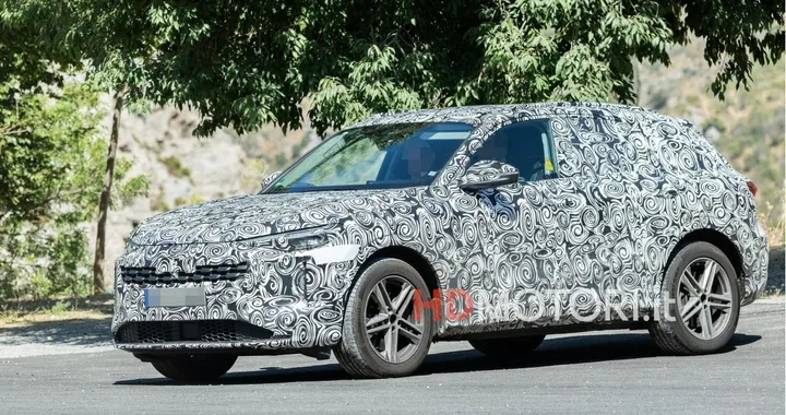 Audi Q5, foto spia della nuova generazione. Debutto entro l'anno
