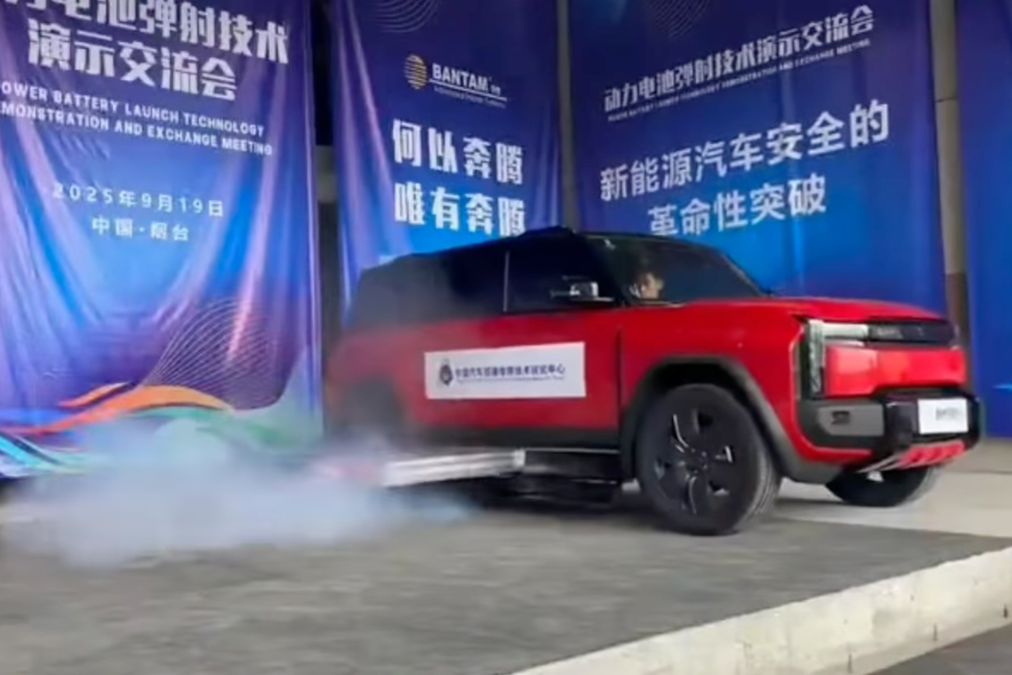 Questa è una curiosa soluzione cinese per gli incendi delle auto elettriche: la batteria viene sparata fuori