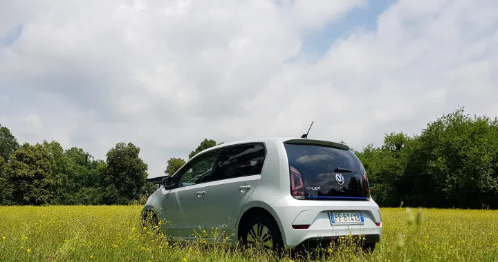 Incentivi: conviene comprare un'auto elettrica o a benzina? I costi su 10 anni