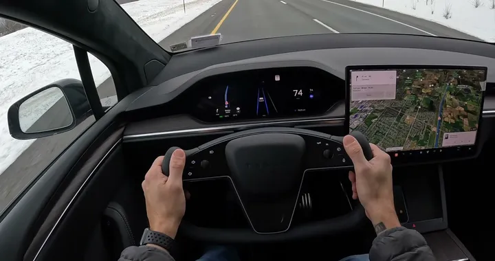 Tesla, con il nuovo aggiornamento arrivano Amazon Music e YouTube Music