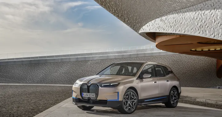 BMW iX, primo sguardo alla futura ammiraglia elettrica