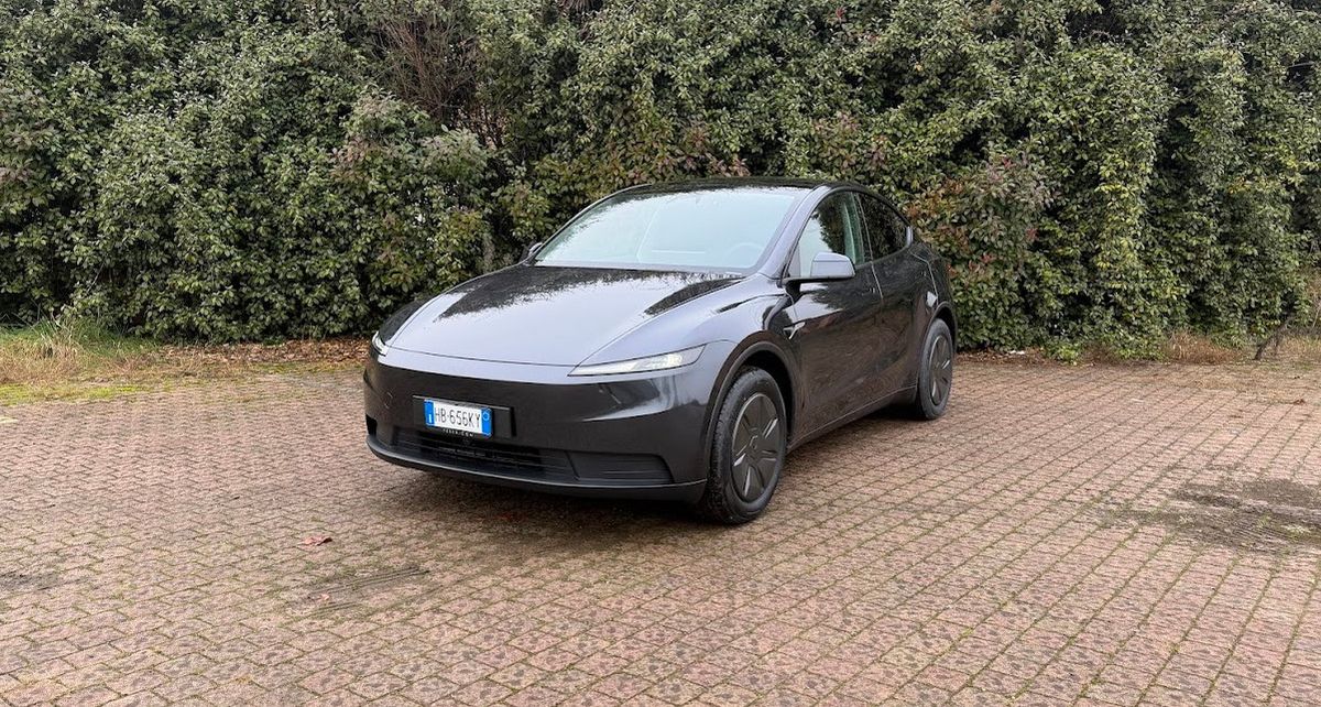 Tesla Model Y Standard: come va su strada la più essenziale" | Video