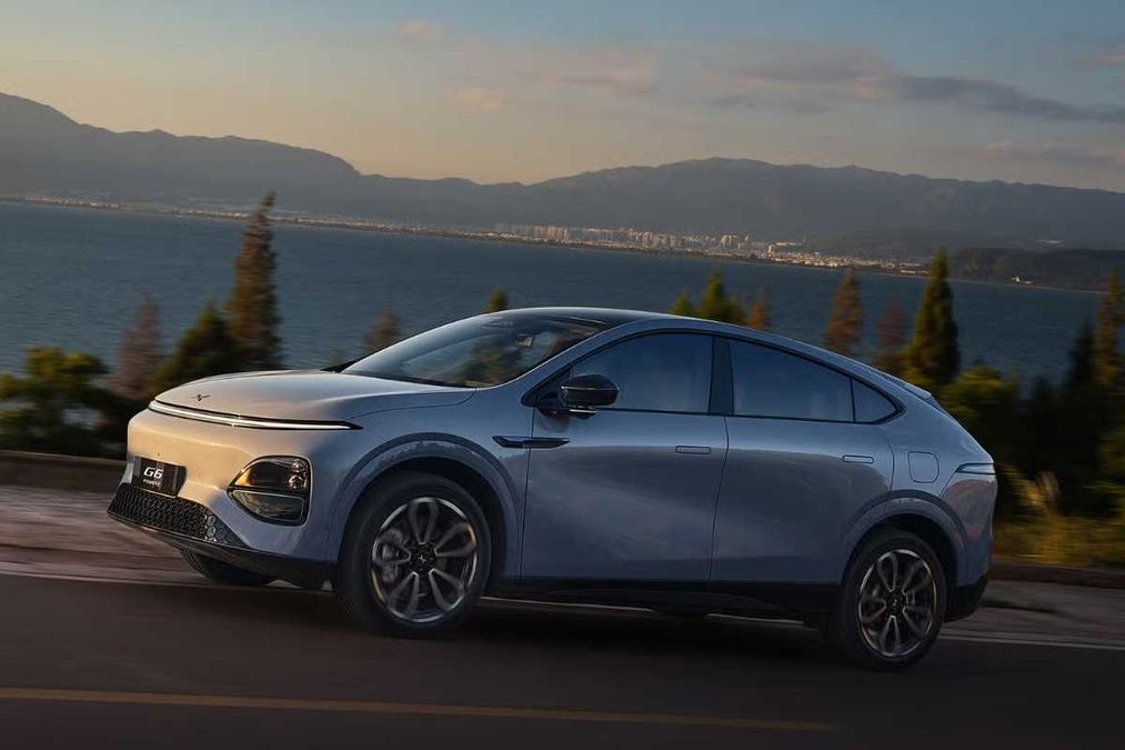 Auto elettriche con range extender in movimento, tecnologia EREV in un'auto moderna, strada e veicolo in movimento