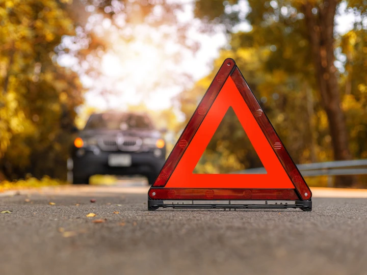 Un triangolo d’emergenza a LED che si ricarica da solo: più visibilità e sicurezza in auto e moto