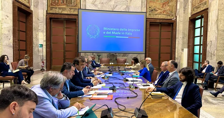 Ministro Urso, accordo con Stellantis per la produzione nazionale entro l'estate