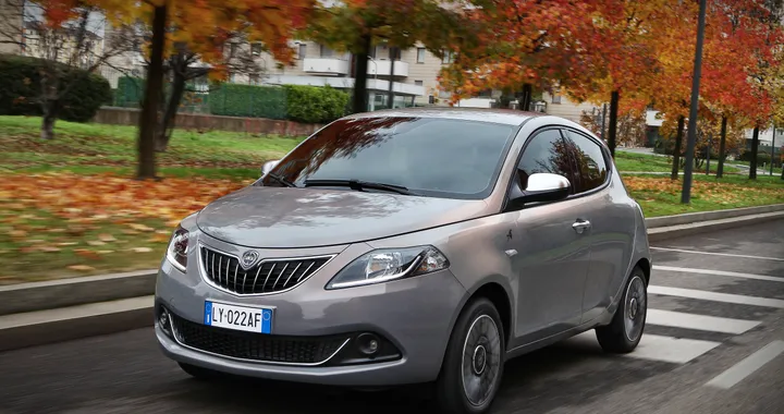 Lancia Ypsilon Alberta Ferretti: l'allestimento alla moda