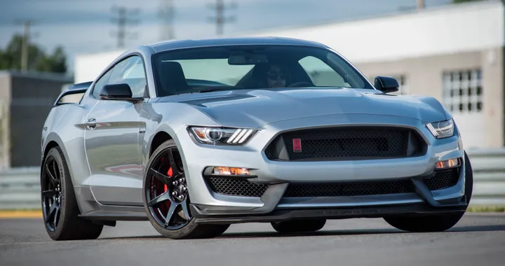 Ford Mustang Shelby GT350R: 526 CV e le tecnologie della sorella maggiore