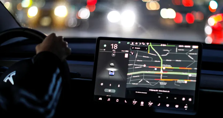 Tesla: con il software update &quot;versione 10&quot; arriva la riproduzione dei video