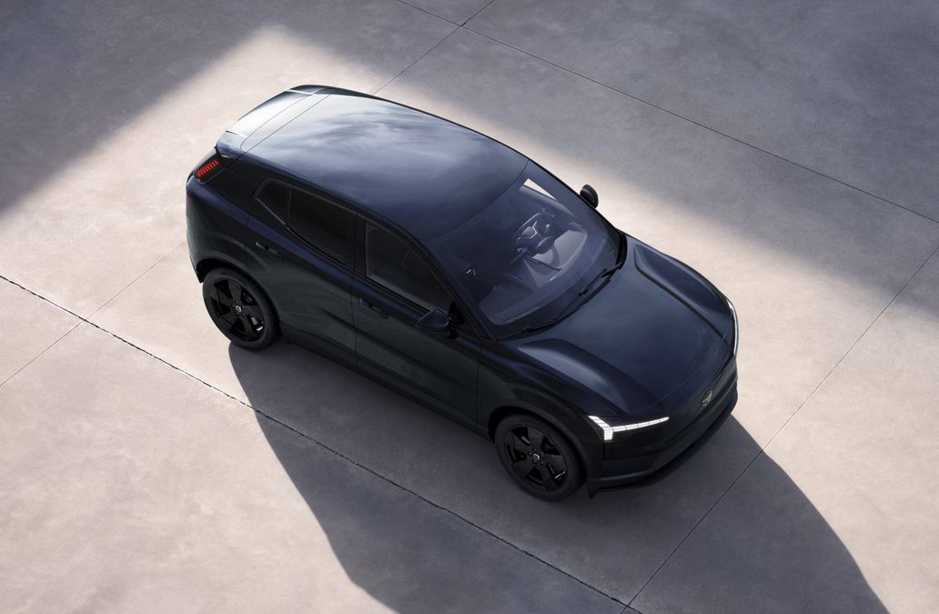 Volvo EX30 Black Edition 2026 arriva in Italia: caratteristiche e prezzi da 41.800 euro