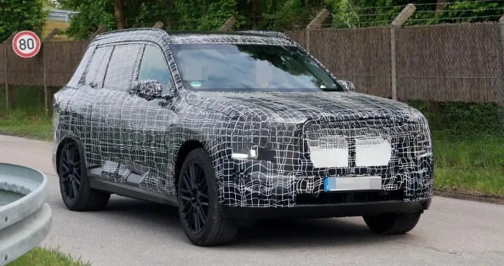 BMW X7: le foto spia della nuova generazione attesa per il 2027
