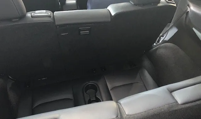 Tesla Model Y a 7 posti, le prime foto degli interni