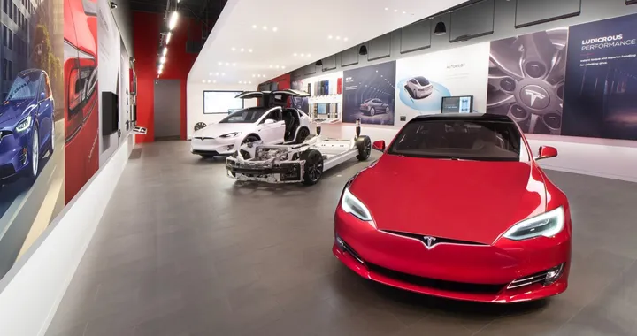 Tesla cambia idea: alcuni store rimangono aperti, prezzi in aumento dal 18 marzo