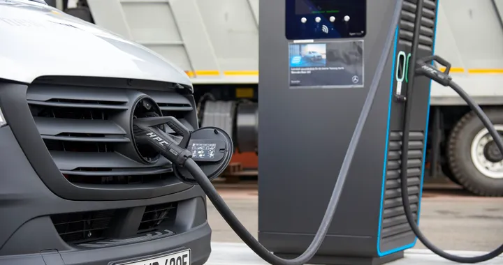 Daimler apre una stazione di ricarica per i camion e i furgoni elettrici