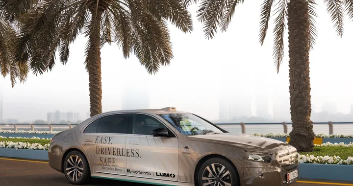 La Classe S diventa un robotaxi: Mercedes-Benz avvia i test ad Abu Dhabi
