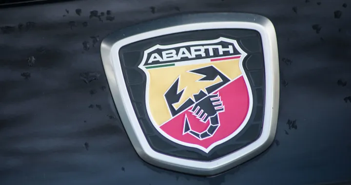 Abarth 500 elettrica, primo teaser della nuova sportiva