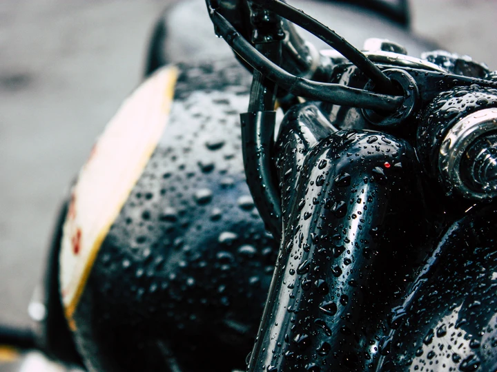 Con meno di 20€ puoi proteggere moto e scooter da pioggia, vento e gelo