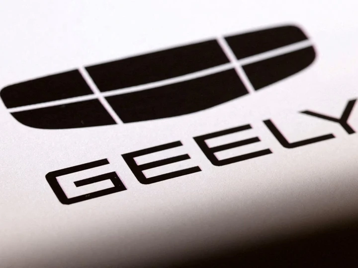 Geely porta in Italia due SUV: l’elettrico EX5 e la Plug-in Starray EM-i