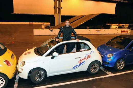 Fiat 500 sfida Mini per il record parcheggio in parallelo | video