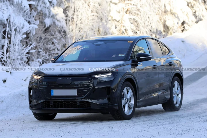 Nuova Audi Q4 e-tron 2026, il restyling si mostra un po' di più: ecco le ultime foto spia