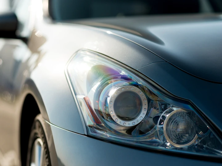 Migliora la visibilità dei fari della tua auto con questa pasta lucidante