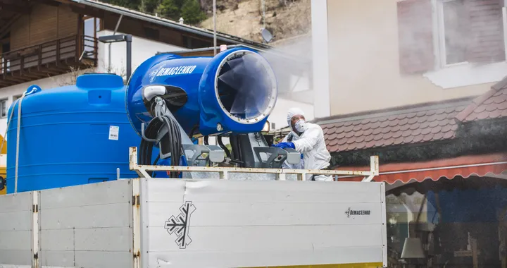 Sanificazione delle strade: in Alto Adige utilizzano i cannoni sparaneve | Video