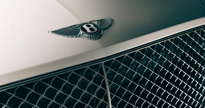 Bentley rimanda il lancio della sua prima elettrica. Più attenzione per le Plug-in