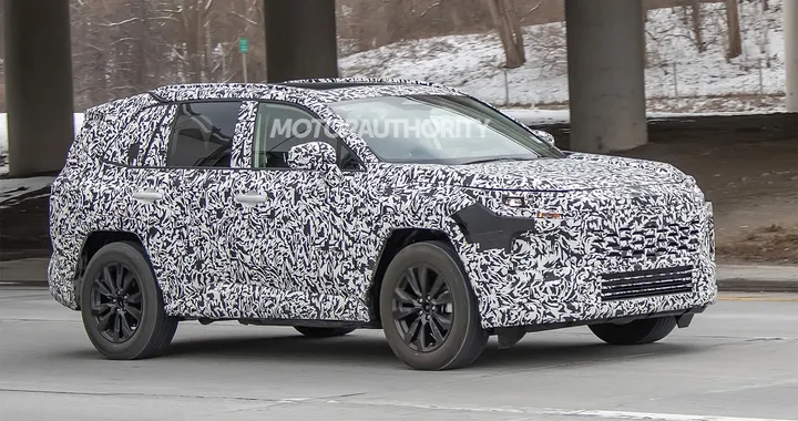 La nuova Toyota RAV4 2026 fotografata durante i test
