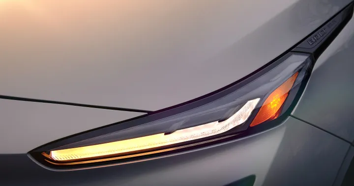 General Motors: nuovo teaser del crossover elettrico Chevrolet Bolt EUV