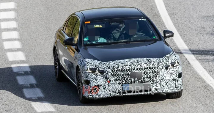 Mercedes Classe S, restyling in corso per l'ammiraglia. Foto spia
