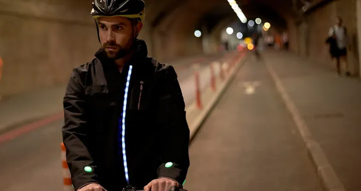 Ford Smart Jacket: giacca per ciclisti con LED, sensori sonori e aptici
