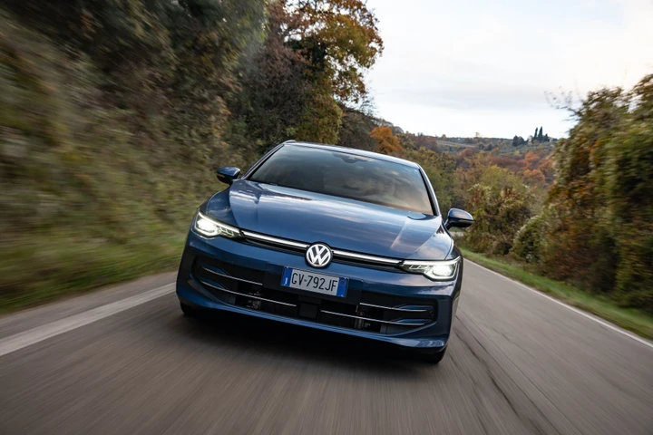 Volkswagen Golf, nel 2026 arriva il nuovo Full Hybrid