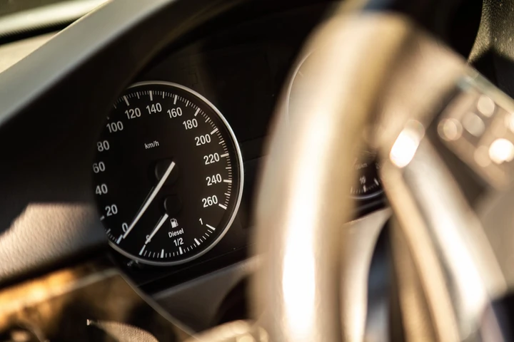 Le auto con chilometraggio manipolato costano il 30% in più del loro valore