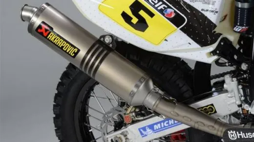 Akrapovic alla Dakar con moto e auto
