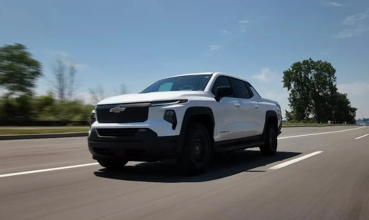 Chevrolet Silverado da record: oltre 1.700 km con una carica. Ma non è quello che sembra...