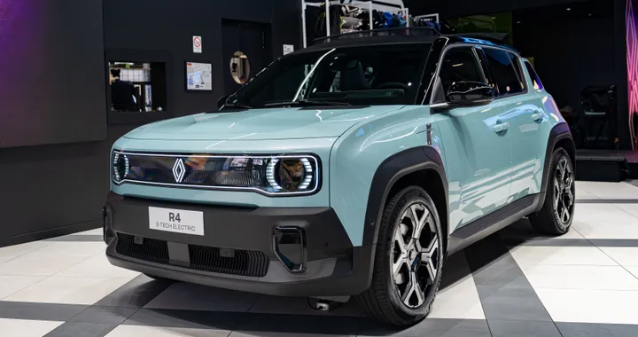 Renault 4, partiti gli ordini dell'elettrica in Italia. Allestimenti, dotazioni e prezzi