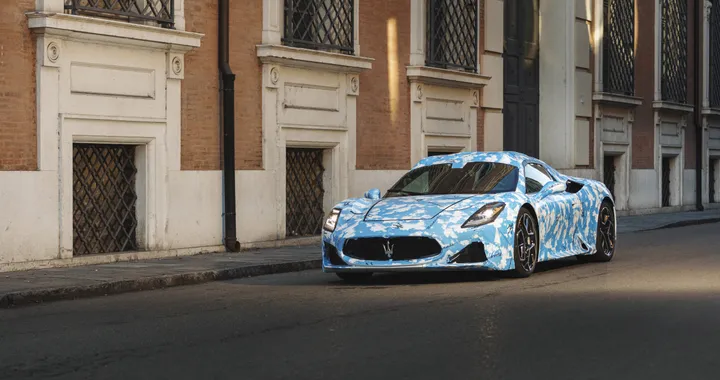 Maserati MC20, nuove foto spia della versione Cabrio durante i test invernali