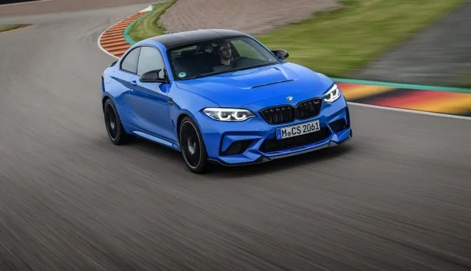 BMW M2 rivela inediti gruppi ottici con una nuova griglia anteriore
