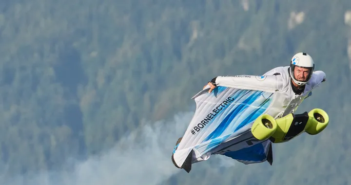 Ecco la tuta alare elettrica di BMW: il primo lancio di Peter Salzmann
