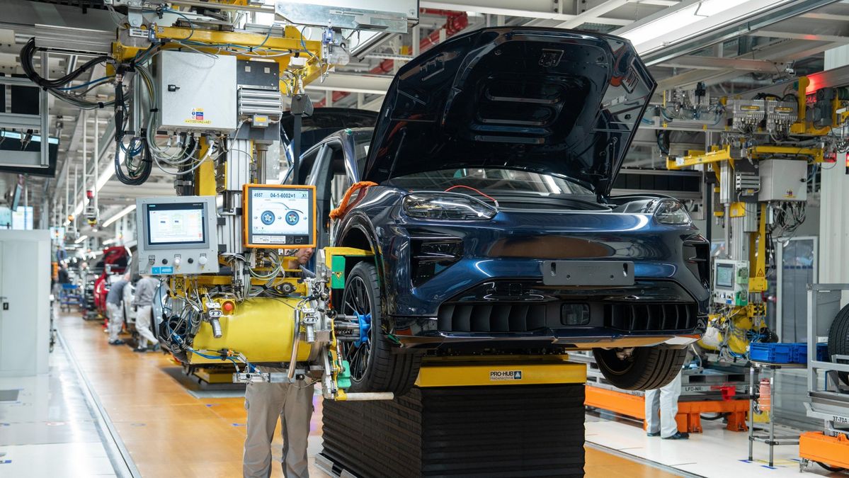 Copertina: Porsche, via la Cayenne dalla Slovacchia per salvare l’industria tedesca