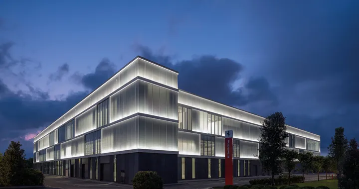 Ferrari inaugura il nuovo e-building dove nascerà la prima elettrica
