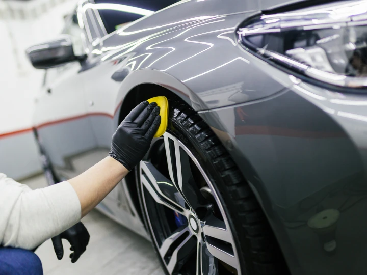 Mantieni gli pneumatici come nuovi con questo semplice trattamento protettivo