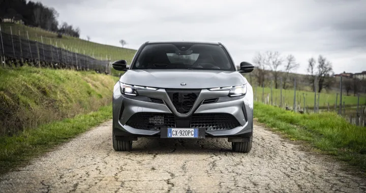 Alfa Romeo Junior ibrida: come funziona la trazione Q4