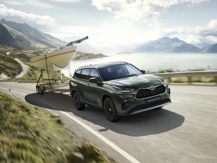 Toyota Highlander: un teaser svela tre elementi fondamentali del nuovo SUV elettrico a tre file