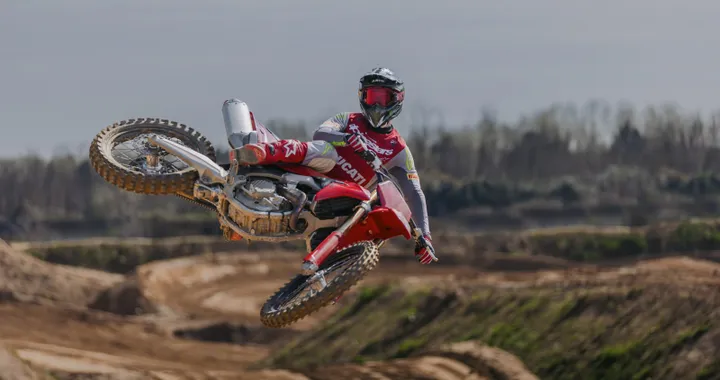 Ducati Desmo450 MX, l'alba di una nuova era. Specifiche tecniche e prezzo