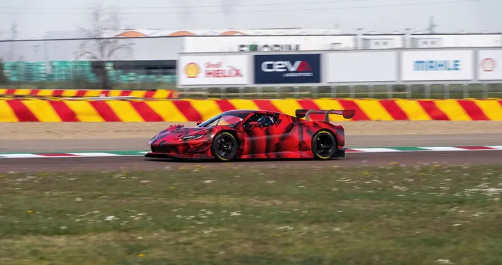 Ferrari 296 GT3, primi giri di pista a Fiorano
