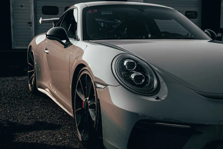 Porsche prova a scacciare la crisi con un nuovo piano per il 2035