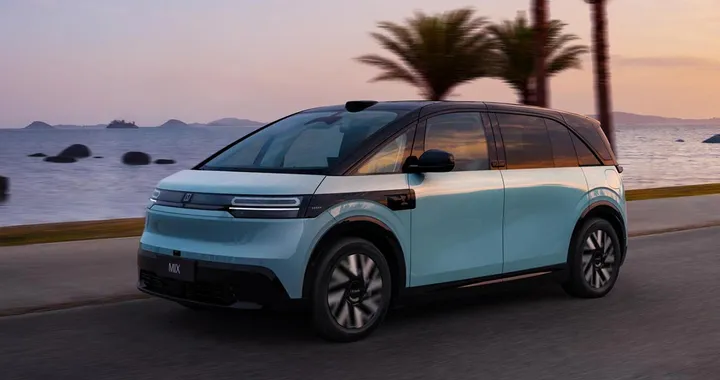 Zeekr Mix, debutta al Salone di Pechino il nuovo monovolume elettrico