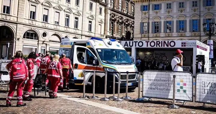 Incidente al Salone Auto Torino, una Lancia 037 perde il controllo e finisce sulla folla